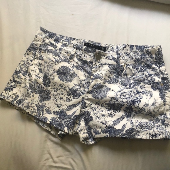 Flattering 4 way stretch floral shorts - Picture 3 of 4